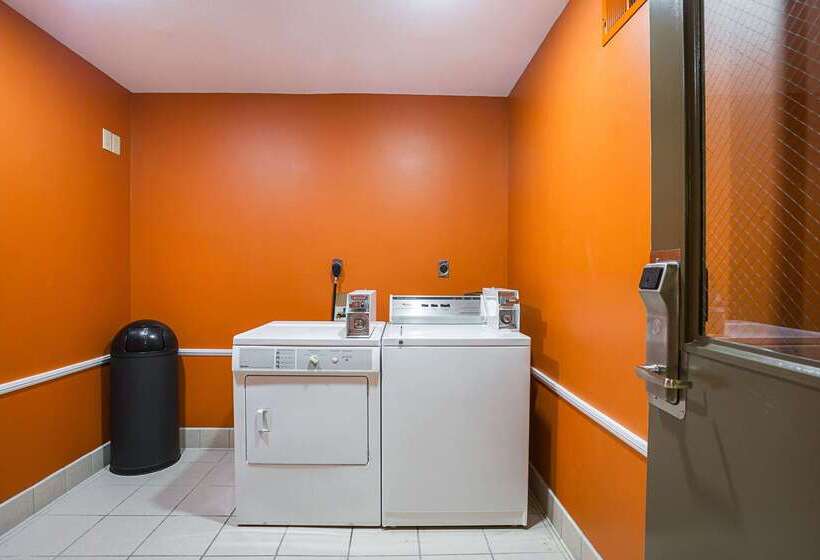 ホテル Clarion Inn & Suites