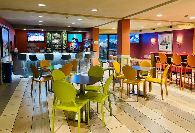 ホテル Clarion Inn & Suites