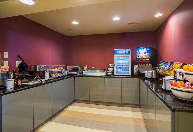 ホテル Clarion Inn & Suites