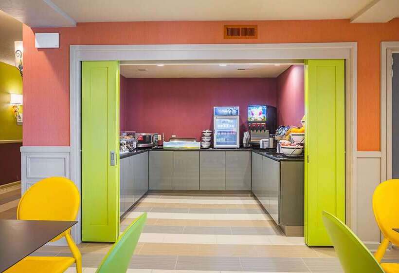 ホテル Clarion Inn & Suites