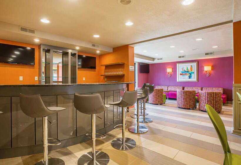 ホテル Clarion Inn & Suites