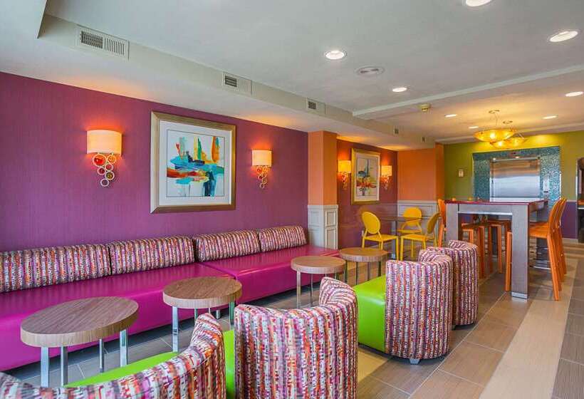 ホテル Clarion Inn & Suites