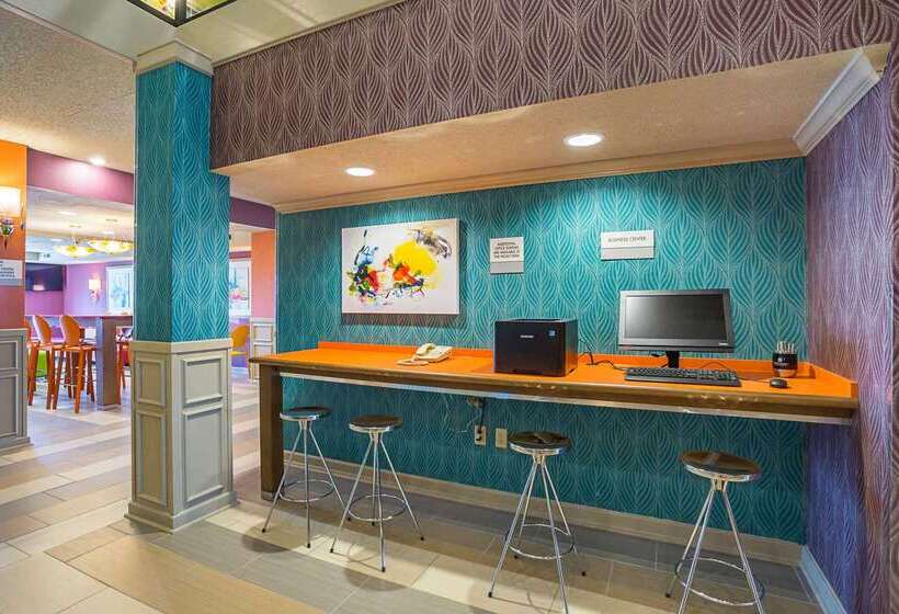 ホテル Clarion Inn & Suites