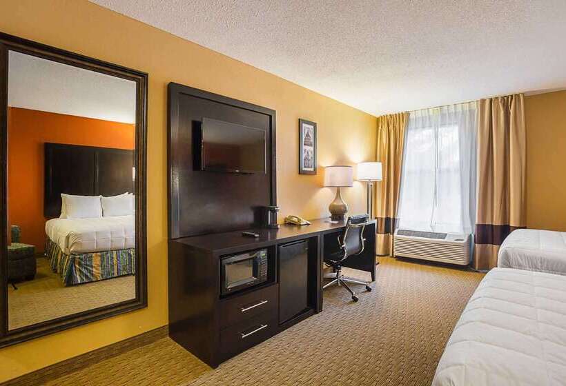 ホテル Clarion Inn & Suites