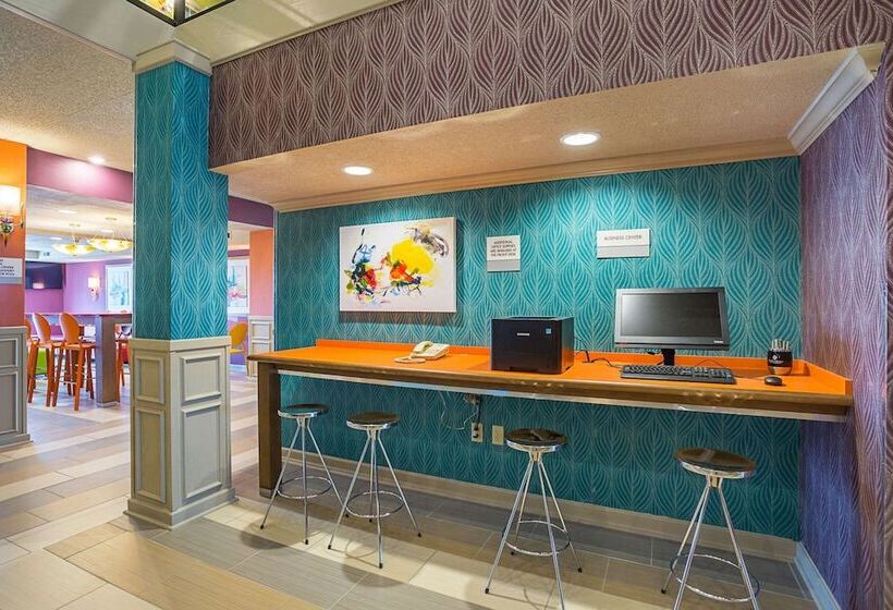 ホテル Clarion Inn & Suites