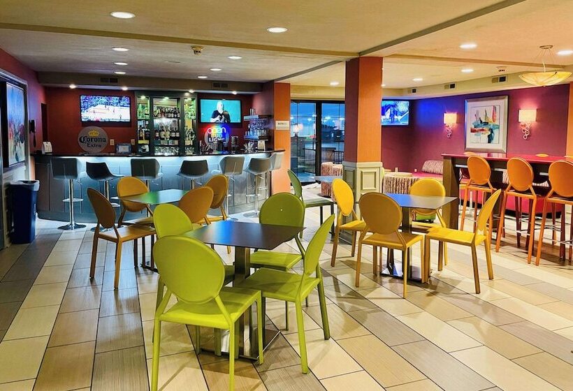 ホテル Clarion Inn & Suites