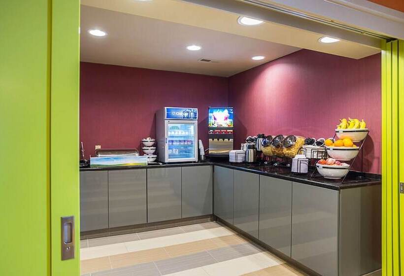 ホテル Clarion Inn & Suites