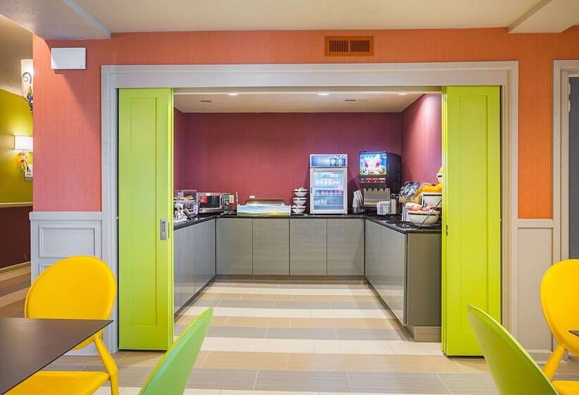 ホテル Clarion Inn & Suites