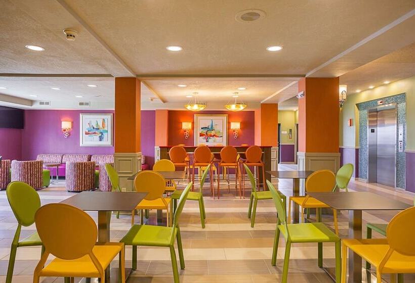 ホテル Clarion Inn & Suites