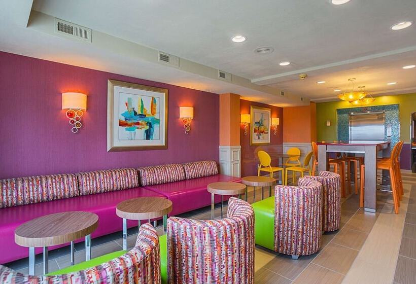 ホテル Clarion Inn & Suites