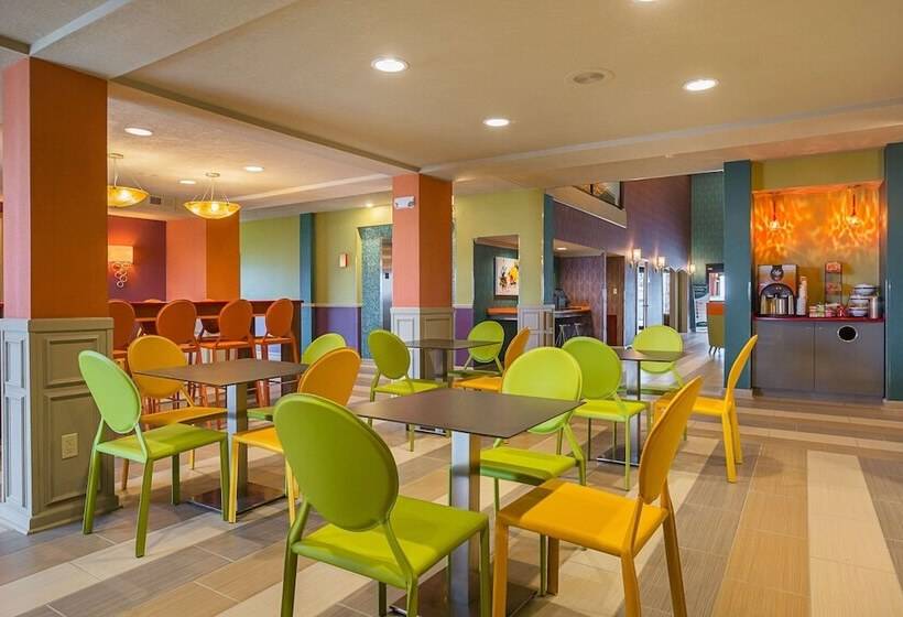 ホテル Clarion Inn & Suites