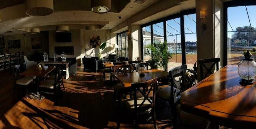 ホテル Cohasset Harbor Resort