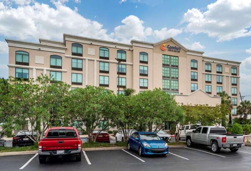 هتل Comfort Inn & Suites New Orleans Airport North