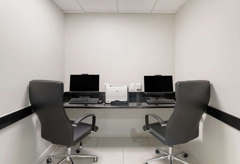 هتل Comfort Inn & Suites New Orleans Airport North