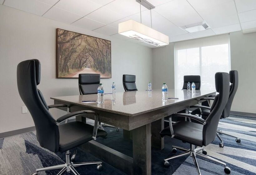 هتل Comfort Inn & Suites New Orleans Airport North