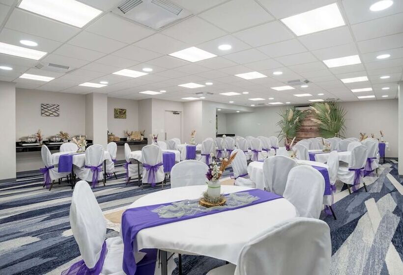 هتل Comfort Inn & Suites New Orleans Airport North