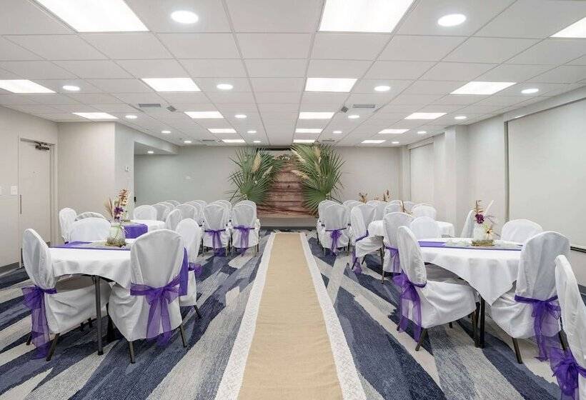 هتل Comfort Inn & Suites New Orleans Airport North