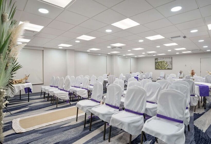 هتل Comfort Inn & Suites New Orleans Airport North