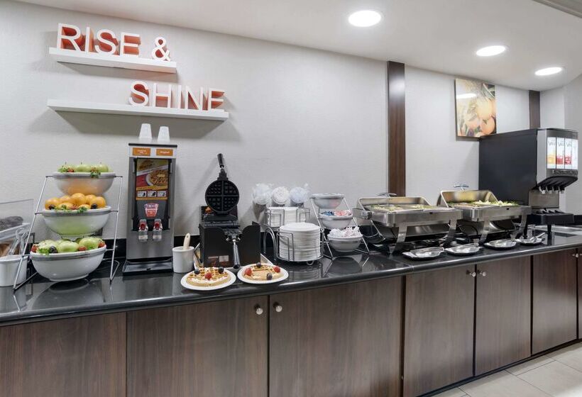 هتل Comfort Inn & Suites New Orleans Airport North