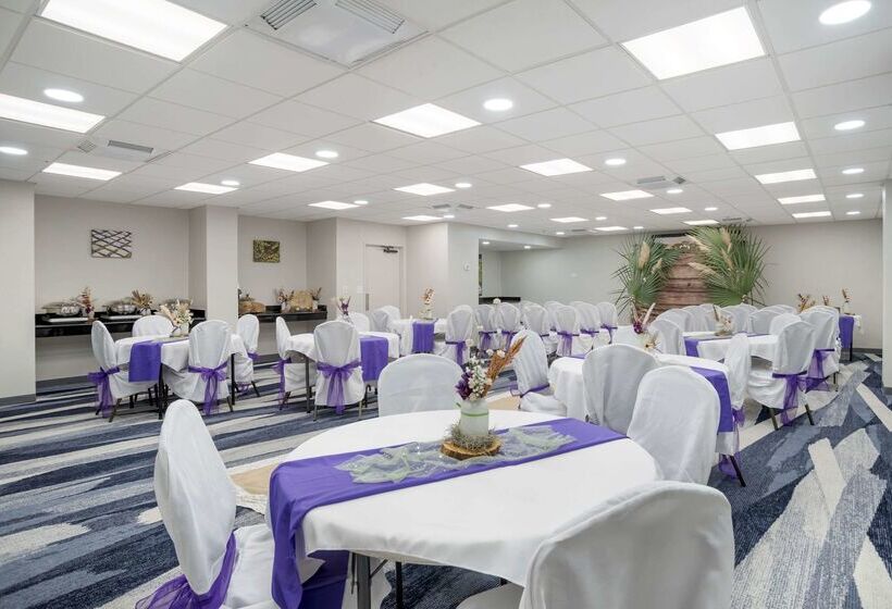 هتل Comfort Inn & Suites New Orleans Airport North