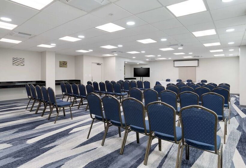 هتل Comfort Inn & Suites New Orleans Airport North