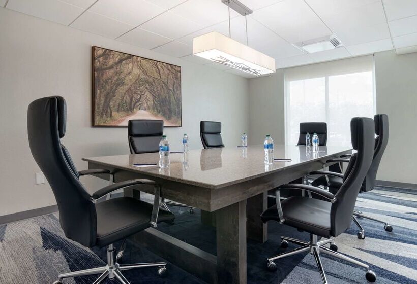 هتل Comfort Inn & Suites New Orleans Airport North