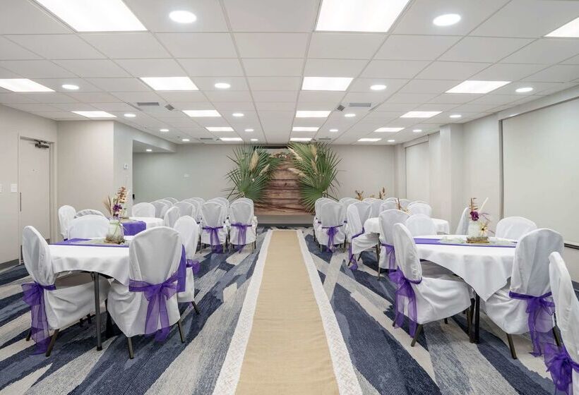 هتل Comfort Inn & Suites New Orleans Airport North