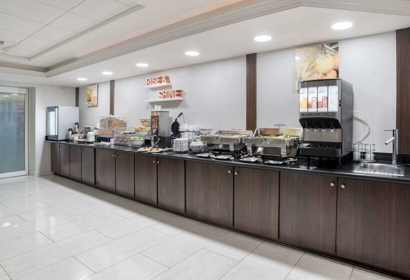 هتل Comfort Inn & Suites New Orleans Airport North
