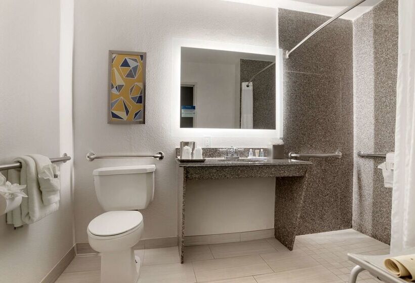 هتل Comfort Inn & Suites New Orleans Airport North