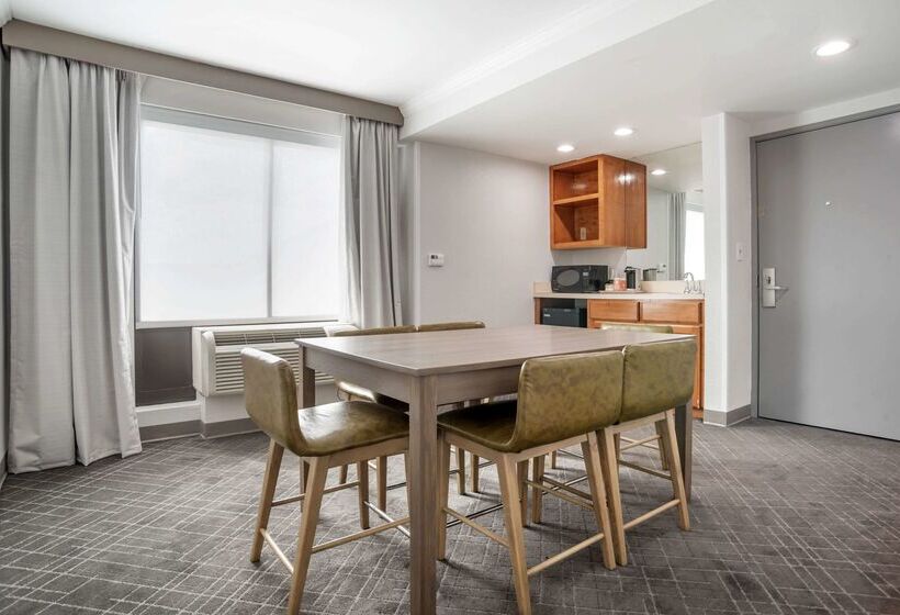 هتل Comfort Inn & Suites New Orleans Airport North