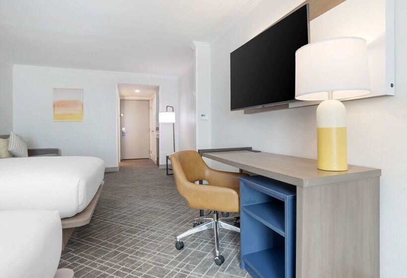 هتل Comfort Inn & Suites New Orleans Airport North