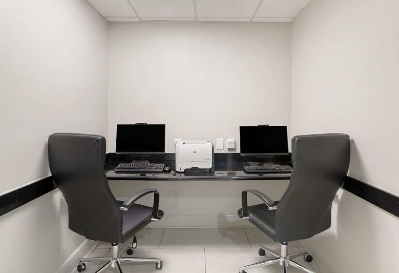 هتل Comfort Inn & Suites New Orleans Airport North