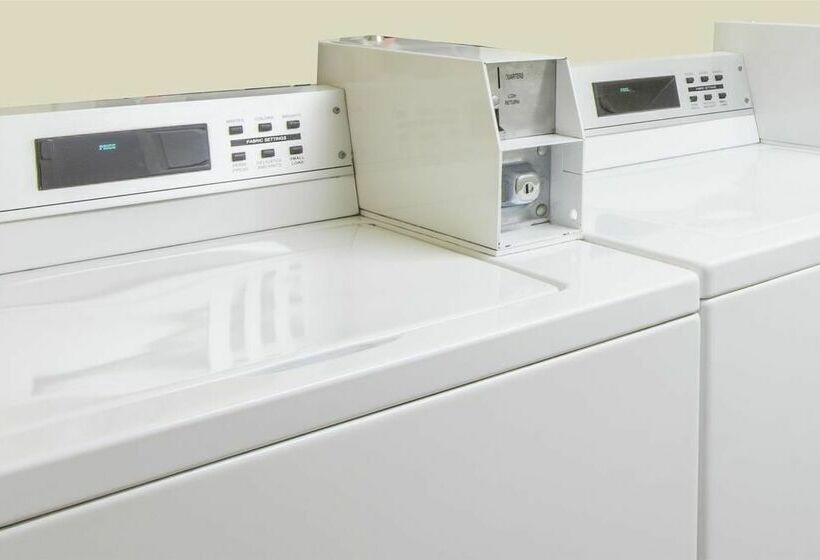 בית מלון כפרי Days Inn & Suites By Wyndham Groton Near The Casinos