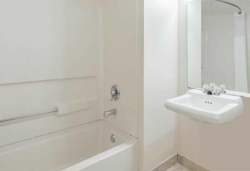 فندق Days Inn & Suites By Wyndham Groton Near The Casinos