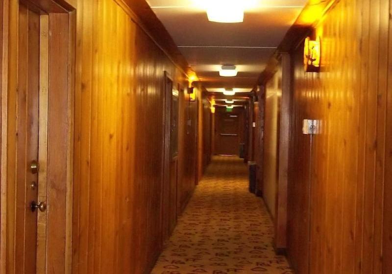 Отель Dude Rancher Lodge