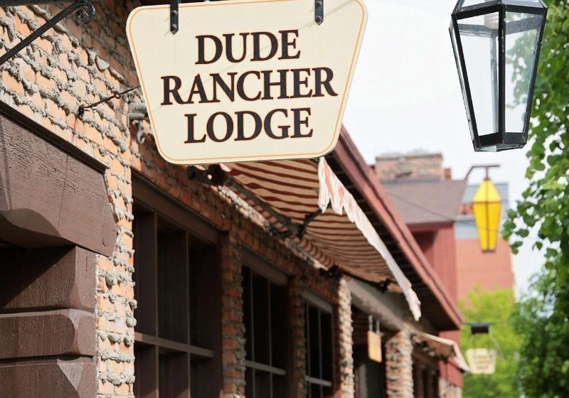 Отель Dude Rancher Lodge