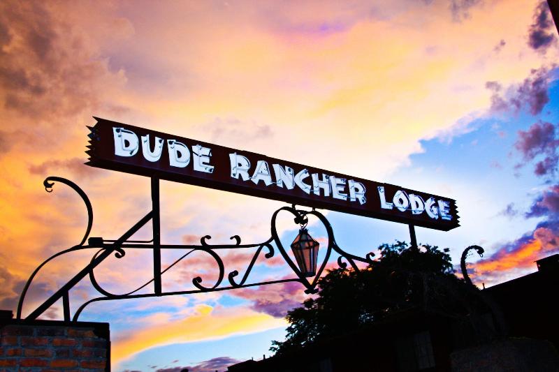 Отель Dude Rancher Lodge