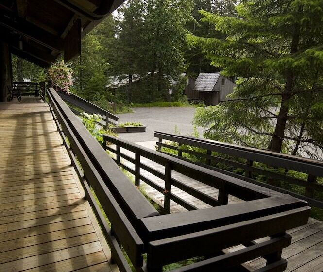 בית מלון כפרי Glacier Bay Lodge