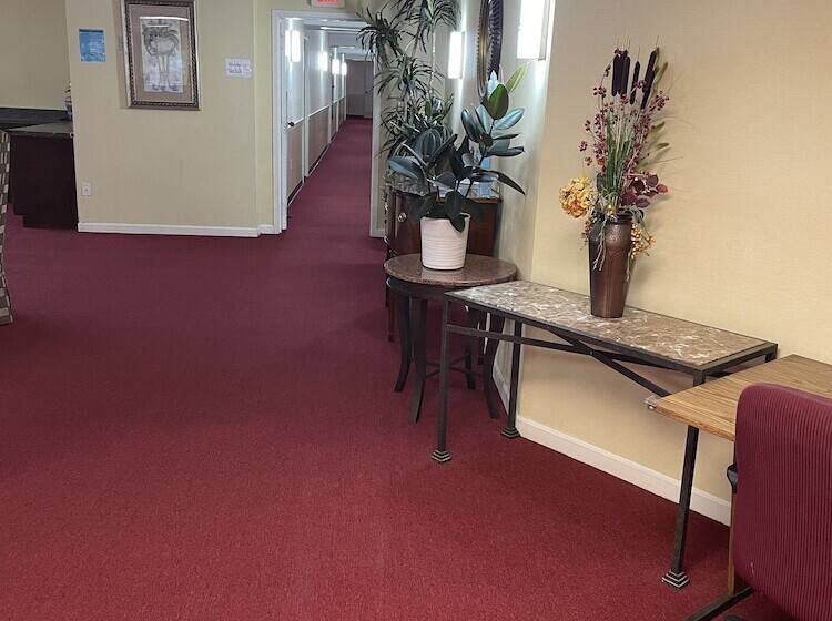 هتل Gold Star Inn & Suites