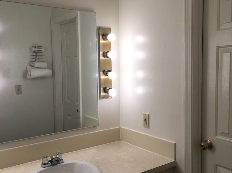 هتل Gold Star Inn & Suites