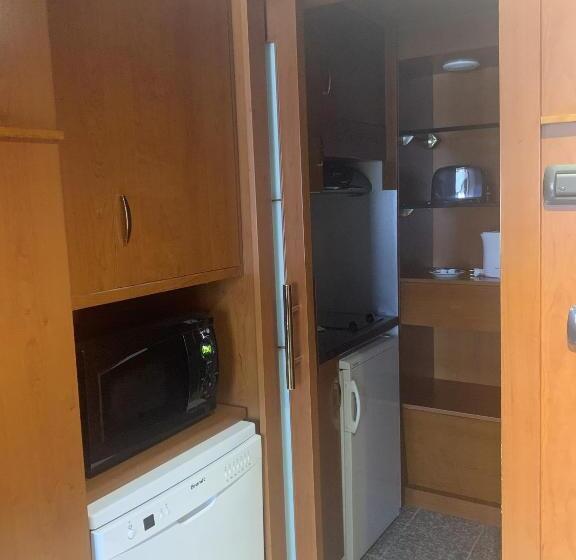 Отель Goldstar Apartments & Suites