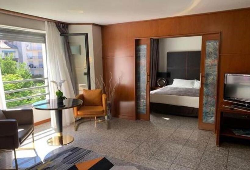 Отель Goldstar Apartments & Suites