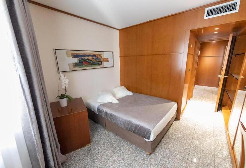 Отель Goldstar Apartments & Suites