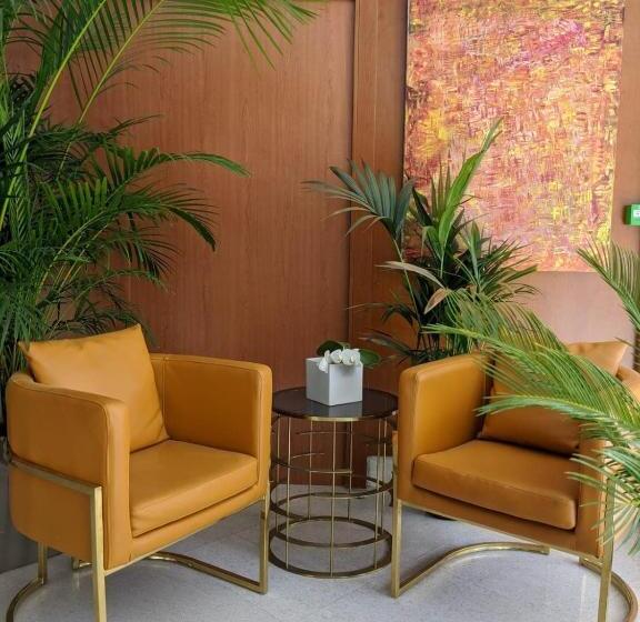 Отель Goldstar Apartments & Suites