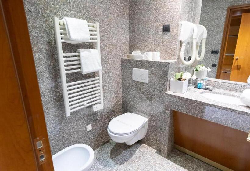 Отель Goldstar Apartments & Suites