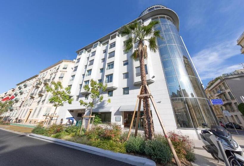 Отель Goldstar Apartments & Suites