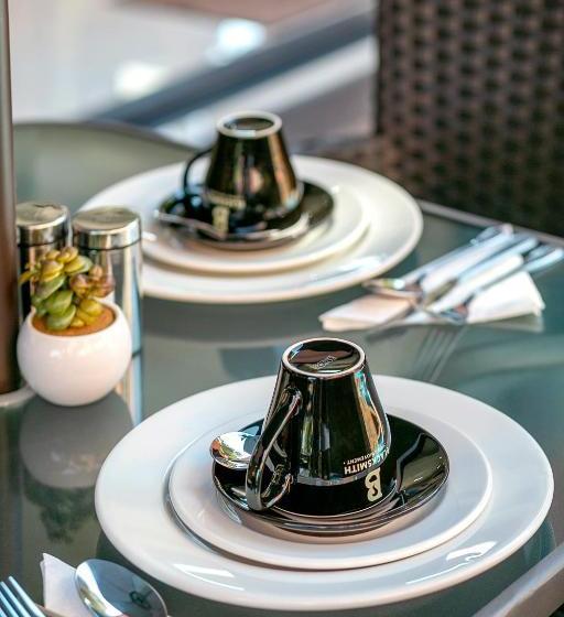 בית מלון כפרי At Hatfield Apartments