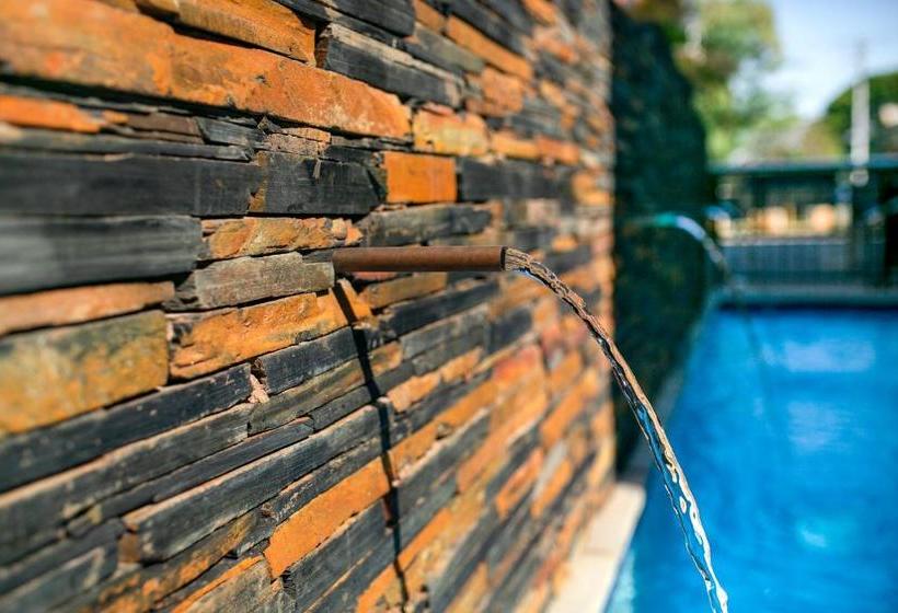 בית מלון כפרי At Hatfield Apartments