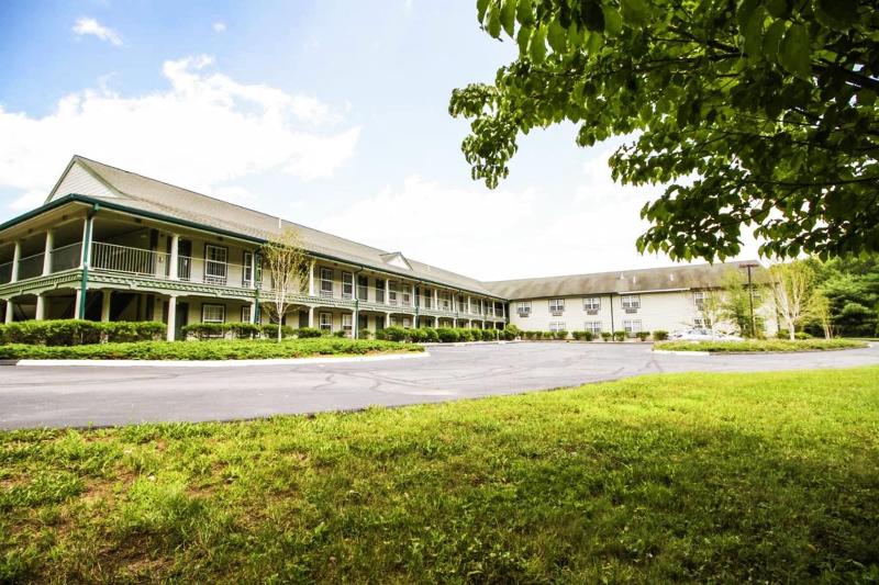 בית מלון כפרי Hilltop Inn & Suites, Near Foxwoods Casino