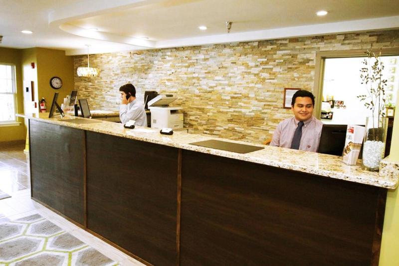 בית מלון כפרי Hilltop Inn & Suites, Near Foxwoods Casino